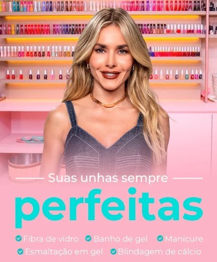 Prateleira com diversas cores de esmaltes